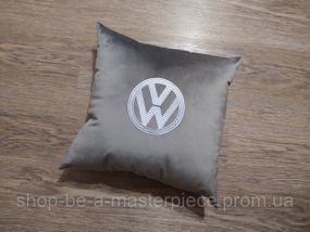 Авто Подушка з вишивкою логотипу марки фольцваген Volkswagen сірий подарунок автомобілісту 00054