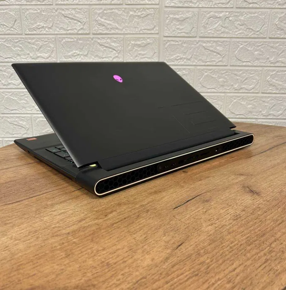 Ноутбук Dell Alienware m18 480Hz Ryzen 9 7945HX 32Gb SSD1Tb RX 7900M 16Gb Б/В | Зображення 4
