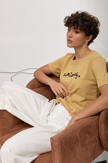 Однотонна футболка з вишитим написом - гірчичний цвет, ONE SIZE (є розміри) | Зображення 4