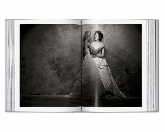 Книга про колекції Діор Peter Lindbergh. Dior. 40th Ed. історія моди з ілюстраціями | Зображення 1