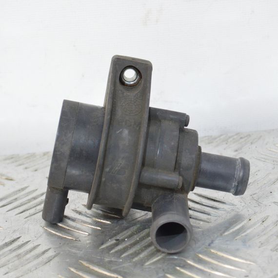 Водяний насос 1.6 / 2.0 TDI Skoda Octavia Superb Yeti 2004-2017 Помпа водяна Шкода Октавія Суперб Йеті 06H965561 | Зображення 1