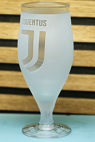 Пивний келих 500 мл ФК Juventus Ювентус на ніжці з гравіюванням  подарунок кружка фанату футболу | Зображення 2