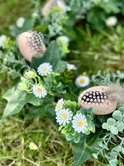 Пасхальный декоративный венок на дверь с яйцами, ромашками и весенней зеленью, 45 см | Зображення 3