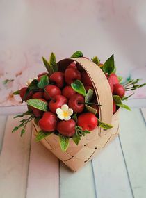 Мило ручної роботи черешня у кошику