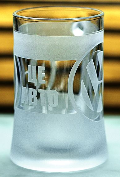 Пивний кухоль Volkswagen Фольксваген 670 мл з гравіюванням Подарунок автолюбителю  Келих з логотипом авто та легендарний слоган | Зображення 6