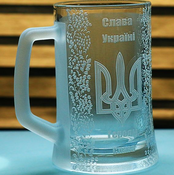 Пивний келих з ручкою 670 мл Слава Україні з гравіюванням  Кухоль з тризубом та калиною Патріотичний подарунок | Зображення 1