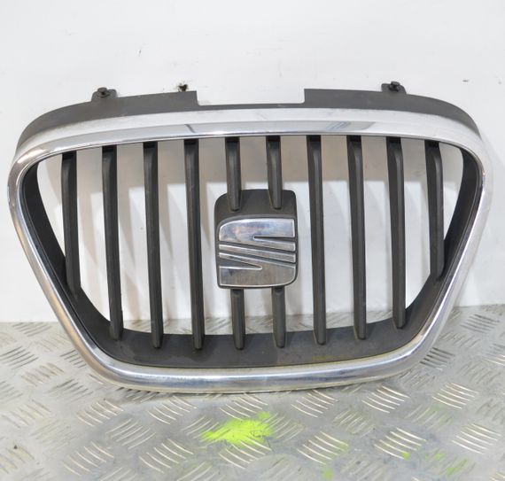 Решітка радіатора Seat Toledo III 2004-2009 Решітка переднього бампера Сеат Толедо 3 5P0853679A