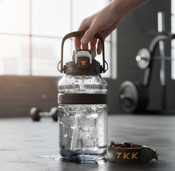 Спортивная бутылка TKK (2000 мл) - Полупрозрачный черный Tritan BPA-free, с мощной ручкой и кнопкой-фиксатором | Зображення 7