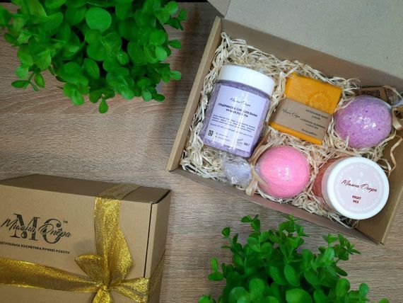 Набір косметики "SPA-задоволення" Сіль для ванни, скраб, мило з нуля, 2 бомбочки-піни