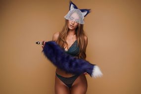 Анальный меховой пушистый хвост без пробки, Синий с белым кончиком, OKOVA 60 см. Sex Aura