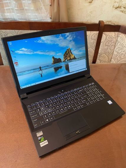 Ноутбук Clevo N850HZ / 15.6" (1920x1080) IPS / Intel Core i7-7700HQ (4 (8) ядра по 2.8 - 3.8 GHz) / 16 GB DDR4 / 256 GB SSD / Intel HD Graphics 630 / WebCam б/у | Зображення 1
