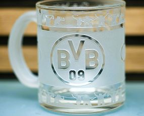 Стеклянная чашка 320 мл ФК Боруссия  Borussia с гравировкой подарок для фаната футбольная кружка круговая