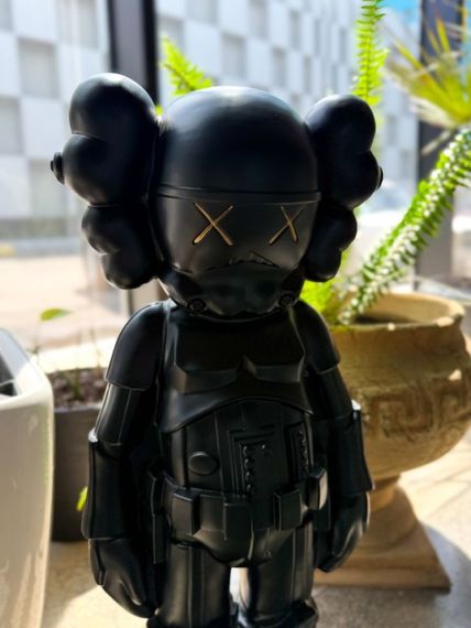 Статуетка Kaws Star Wars Stormtrooper Black дизайнерська фігурка для інтер'єру 70 см чорний kw010 | Зображення 4