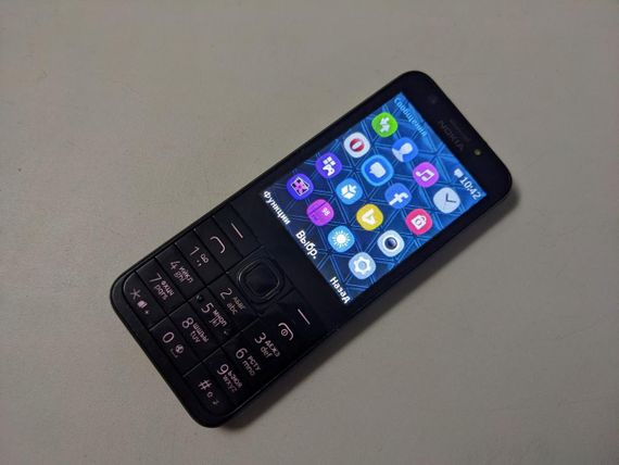 Кнопковий телефон Nokia 230 пил під екраном бу