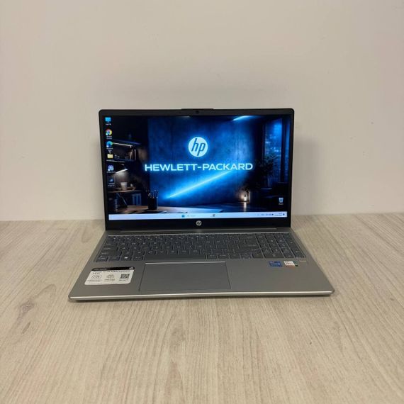 Ультрабук Б-класс HP 15-fd0182wm / 15.6" (1920x1080) IPS / Intel Core i7-1355U (10 (12) ядер по 3.7 - 5.0 GHz) / 16 GB DDR4 / 1000 GB SSD / Intel Iris Xe Graphics / WebCam б/у | Зображення 1