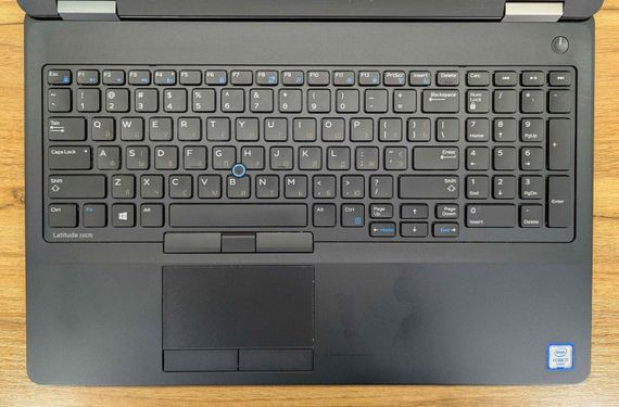 Ноутбук Dell Latitude E5570 / 15.6" (1366x768) TN / Intel Core i5-6300U (2 (4) ядра по 2.4 - 3.0 GHz) / 8 GB DDR4 / 256 GB SSD / AMD Radeon R7 M360, 2 GB DDR3, 64-bit / VGA / WebCam / Windows 10 б/в + Подарунок Бездротова миша / USB | Зображення 2