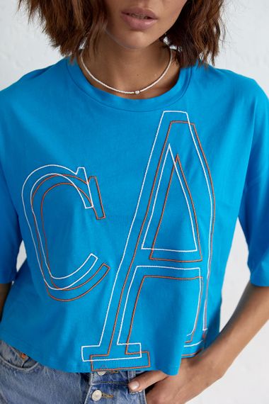 Укорочена жіноча футболка з вишитими літерами - синій цвет, L/XL (є розміри) | Зображення 3