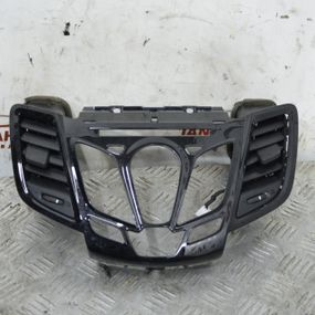 Накладка торпедо центральна під магнітолу Ford Fiesta VII 2008-2017 Накладка консолі Форд 8A6118A802BKW