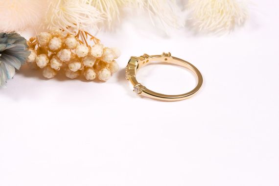 Кольцо из желтого золота с черным камнем 20.5 | Зображення 2