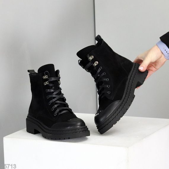 Чорні зимові замшеві черевики берці з дизайнерською нашивкою 40