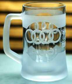 Пивний кухоль Audi 670 мл з гравіюванням Подарунок автолюбителю  Келих з логотипом авто Ауді та  легендарний слоган