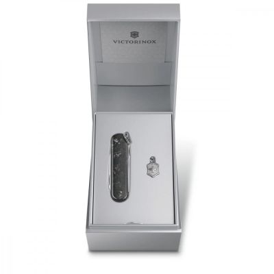 Нож Victorinox Classic SD Brilliant Carbon + брелок-лого (0.6221.90) | Зображення 6