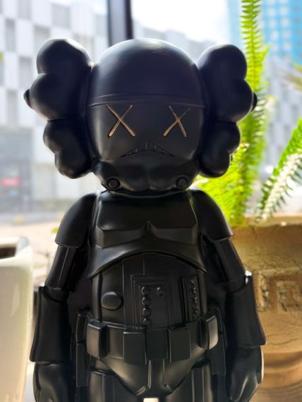 Статуетка Kaws Star Wars Stormtrooper Black дизайнерська фігурка для інтер'єру 70 см чорний kw010 | Зображення 5