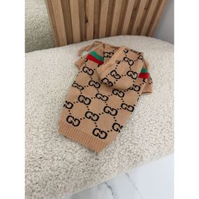 Брендовая вязанная кофта для собак GUCCI с капюшоном на шнурках,зелено-красная полоса на спинке, бежевая
