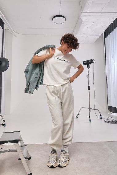 Однотонна футболка з вишитим написом - молочний цвет, ONE SIZE (є розміри) | Зображення 2