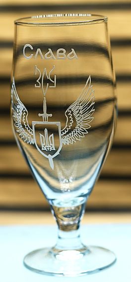 Бокал для пива на ножке 500 мл  с гравировкой надписи Слава ЗСУ подарок военному | Зображення 2