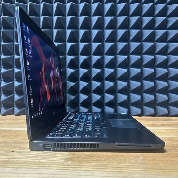 Ноутбук Б-класс Dell Latitude E5470 / 14" (1920x1080) IPS / Intel Core i5-6300U (2 (4) ядра по 2.4 - 3.0 GHz) / 8 GB DDR4 / 128 GB SSD / Intel HD Graphics 520 / WebCam б/у | Зображення 2