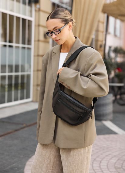 Большая женская кожаная сумка бананка Sambag Tirso Max черная 38×17×6 см (81341101)