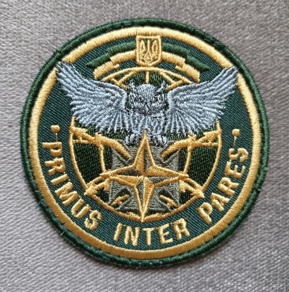 Шеврон Primus Inter Pares (олива)