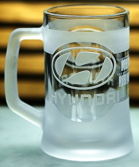 Пивний кухоль Hyundai Хюндай 670 мл з гравіюванням Подарунок автолюбителю  Келих з логотипом авто та легендарний слоган | Зображення 2