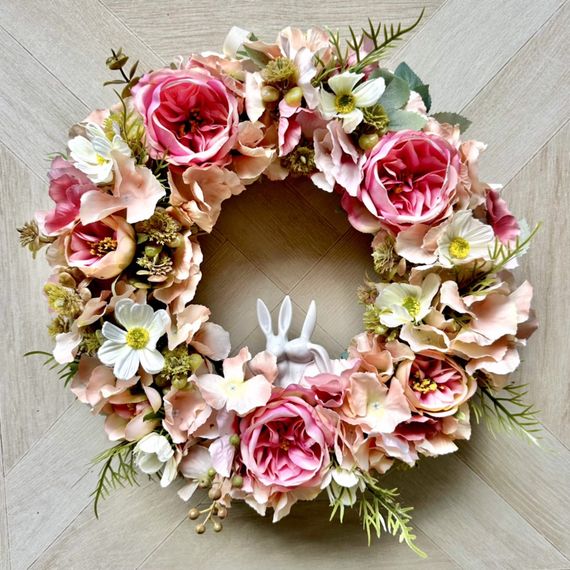 Декоративный нтерьерный венок на дверь Нежность: роза, гортензия, космея и керамические зайчики, 35 см