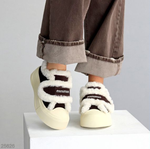 Шоколадные спортивные замшевые зимние автоледи на бежевой подошве 39