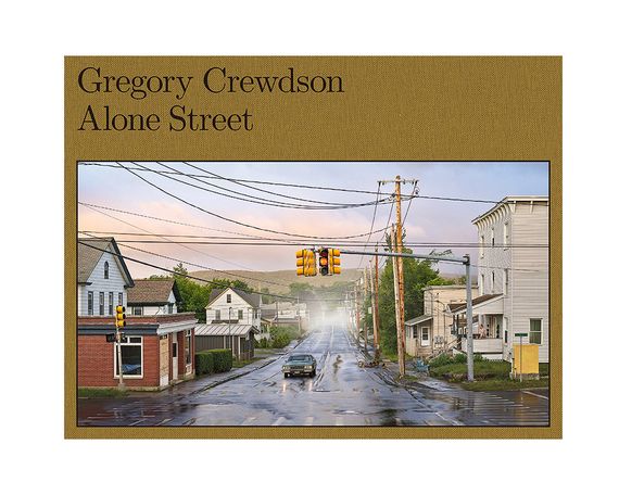 Лучшие фотографы мира работы Грегори Крюдсона книга про уличную фотографию Gregory Crewdson "Alone Street"