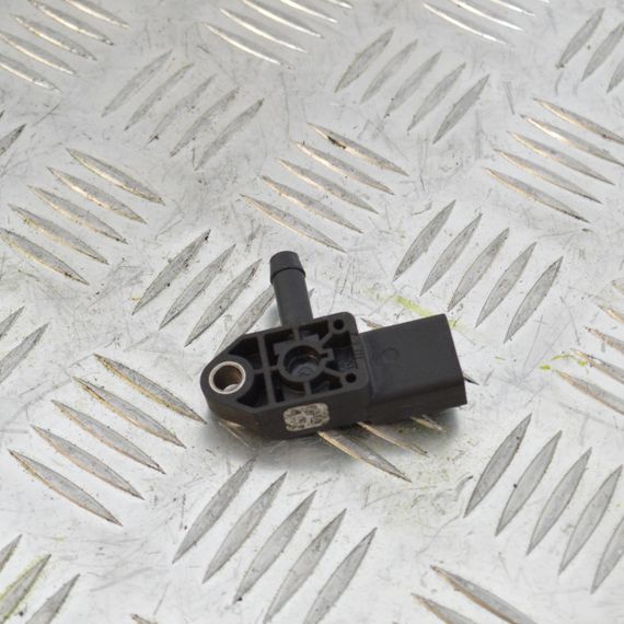 Датчик тиску у впускному колекторі 2.0 TDI Skoda Octavia III 2012-2020 Датчик тиску наддуву Шкода Октавія 3 04L906051B | Зображення 1