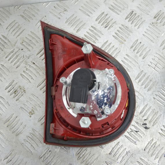 Ліхтар задній правий Volkswagen Golf V 2003-2009 Ліхтар внутрішній кришки багажника Фольксваген 1K6945108C | Зображення 1