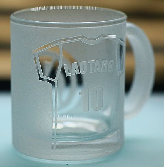 Подарункова скляна чашка для чаю кави 320мл з гравіюванням лого футбольного клубу ФК Інтер з номером гравця | Зображення 4