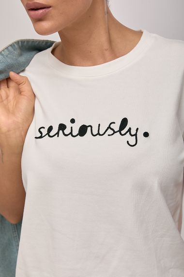 Однотонна футболка з вишитим написом - молочний цвет, ONE SIZE (є розміри) | Зображення 3