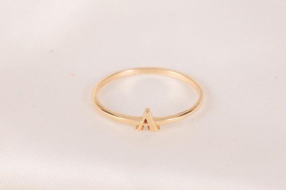 Женское золотое кольцо с буквой 14.5 | Зображення 1