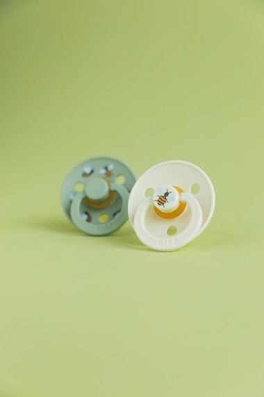 Соска пустушка Bibs Studio Colour 6-18 міс Latex Round Bumblebee Friends | Зображення 1