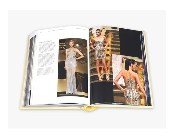 Книга про модні колекції Версаче з ілюстраціями Versace Catwalk: The Complete Collections. Tim Blanks | Зображення 1