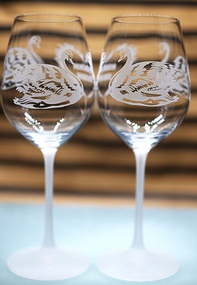 Набір винних келихів 480 мл з гравіюванням Лебеді весільні фужери подарунок на річницю для коханих | Зображення 2