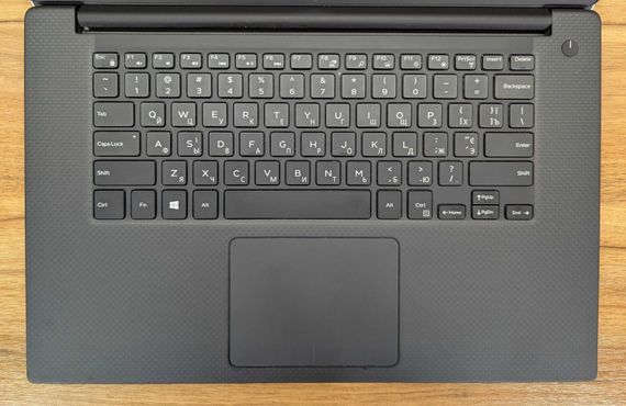 Игровой ноутбук Dell XPS 15 9560 / 15.6" (1920x1080) IPS / Intel Core i5-7300HQ (4 ядра по 2.5 - 3.5 GHz) / 16 GB DDR4 / 512 GB SSD / nVidia Geforce GTX 1050, 4 GB GDDR5, 128-bit / Windows 10 б/у + Подарок Беспроводная мышь / USB | Зображення 2