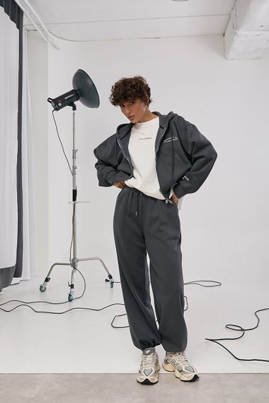 Спортивний костюм вільного фасону з вишитим написом - темно-сірий цвет, M/L (є розміри) | Зображення 1