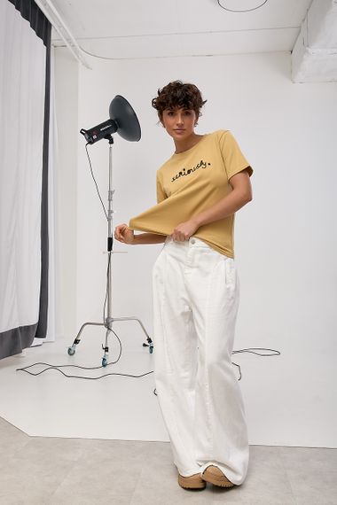 Однотонна футболка з вишитим написом - гірчичний цвет, ONE SIZE (є розміри) | Зображення 2