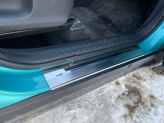 Накладки на пороги Натанико (4 шт., нерж.) Premium - стрічка 3М, 0.8 мм для Toyota C-HR | Зображення 2