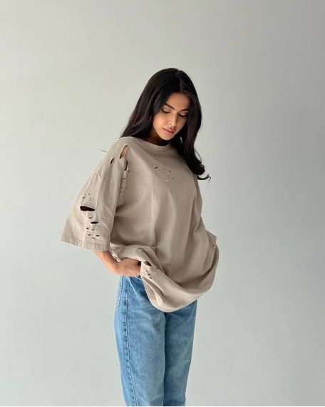 Довга жіноча футболка оверсайз з порізами колір бежевий розмір 42/46 PP027 | Зображення 1